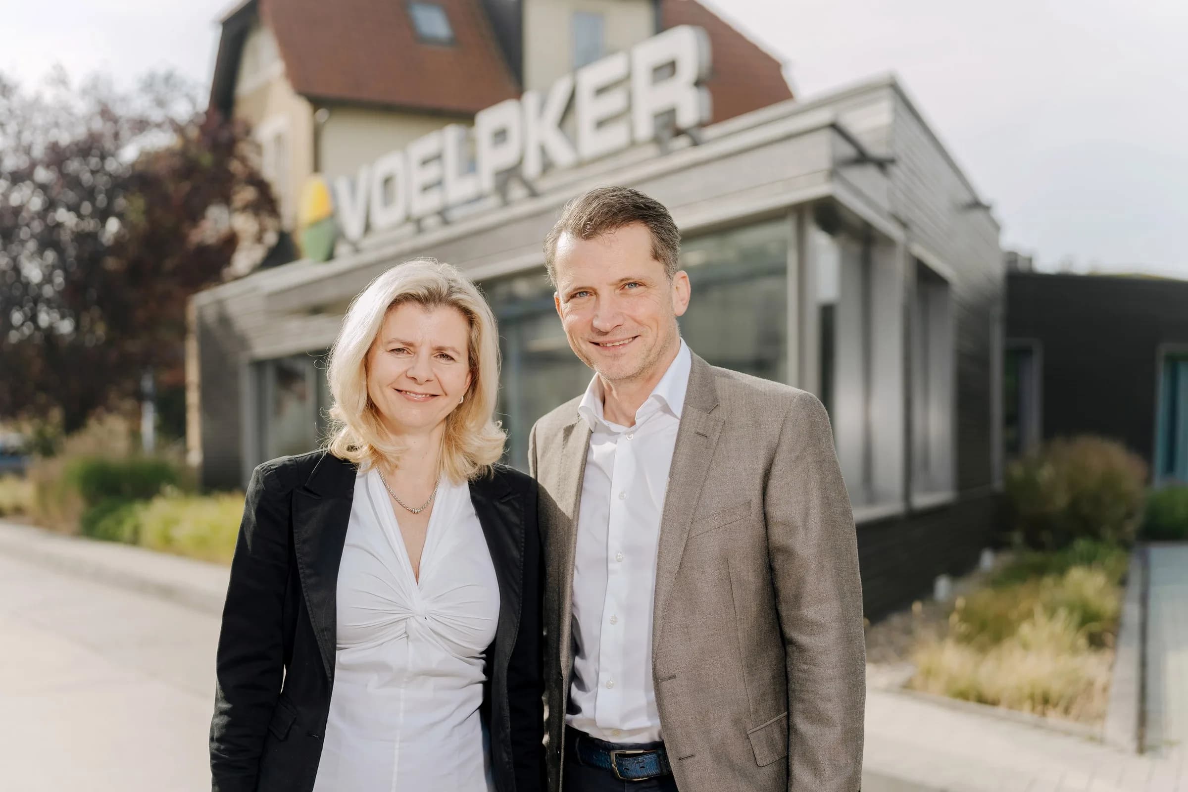 Annett und Falko Preußer vor dem Empfangsgebäude von VOELPKER in Völpke